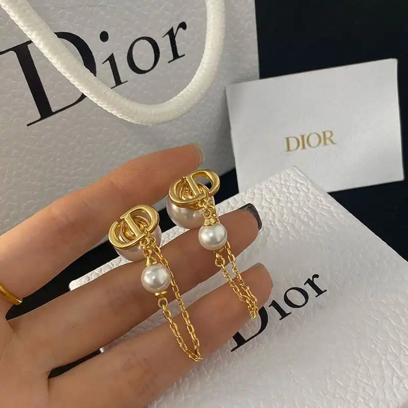 Cheap Dior Tribales Earrings Chain Metal And White Resin Pearls Gold 0205 Hot Sale