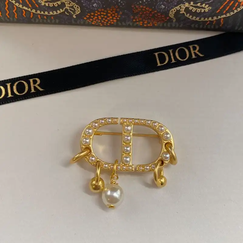 Cheap Dior 30 Montaigne Brooch Metal And White Resin Pearls Gold 0206 Hot Sale