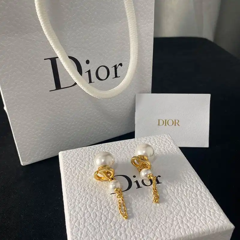 Cheap Dior Tribales Earrings Chain Metal And White Resin Pearls Gold 0205 Hot Sale