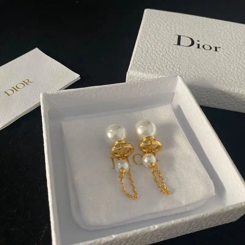 Cheap Dior Tribales Earrings Chain Metal And White Resin Pearls Gold 0205 Hot Sale