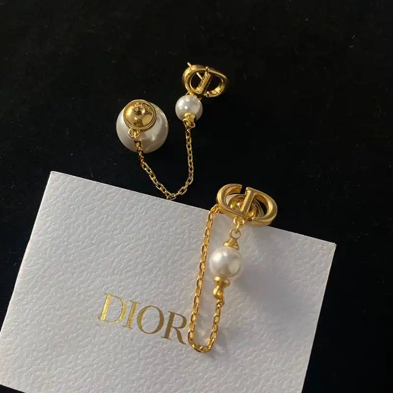 Cheap Dior Tribales Earrings Chain Metal And White Resin Pearls Gold 0205 Hot Sale